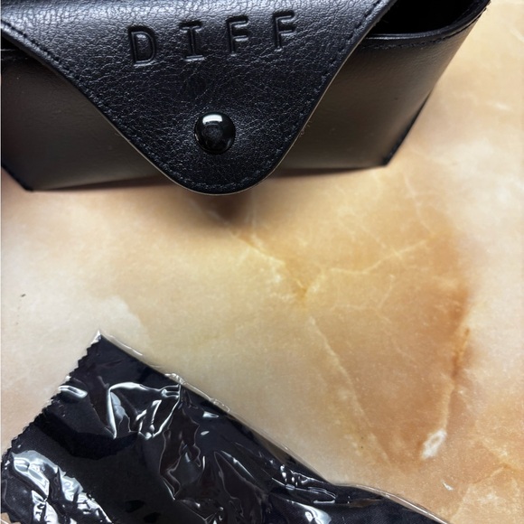 Gently used Diff sunglasses - Picture 3 of 4